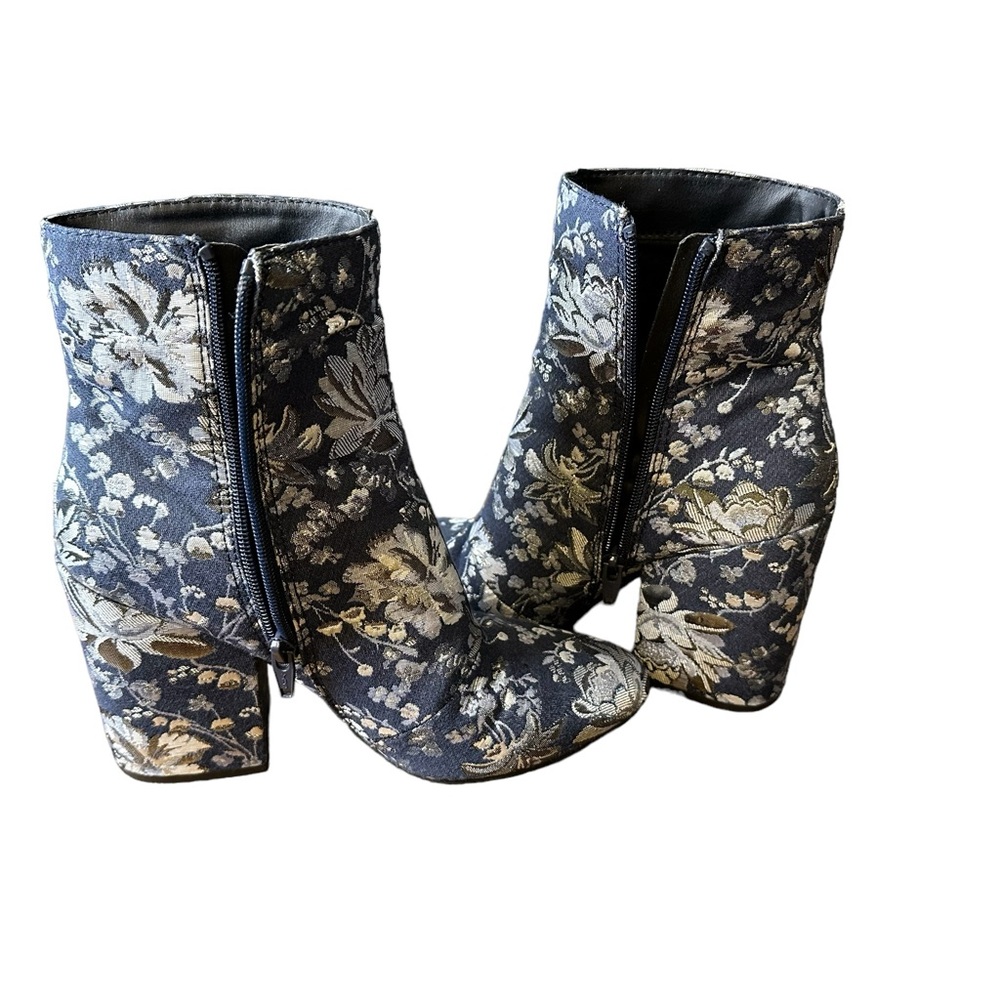 Merona ankle boots with a heel, super nice! Flashy and ready for night out 7 1/2